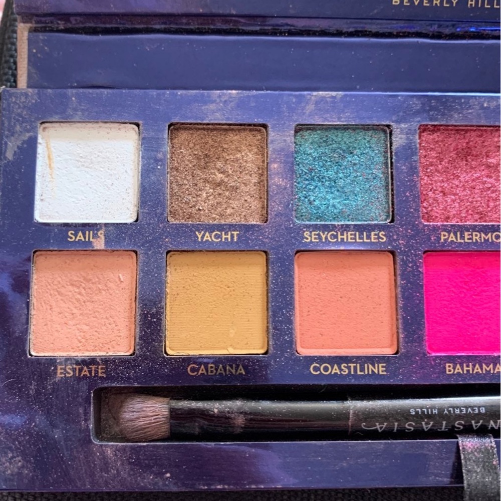 Eyeshadow - Picture 3 of 9